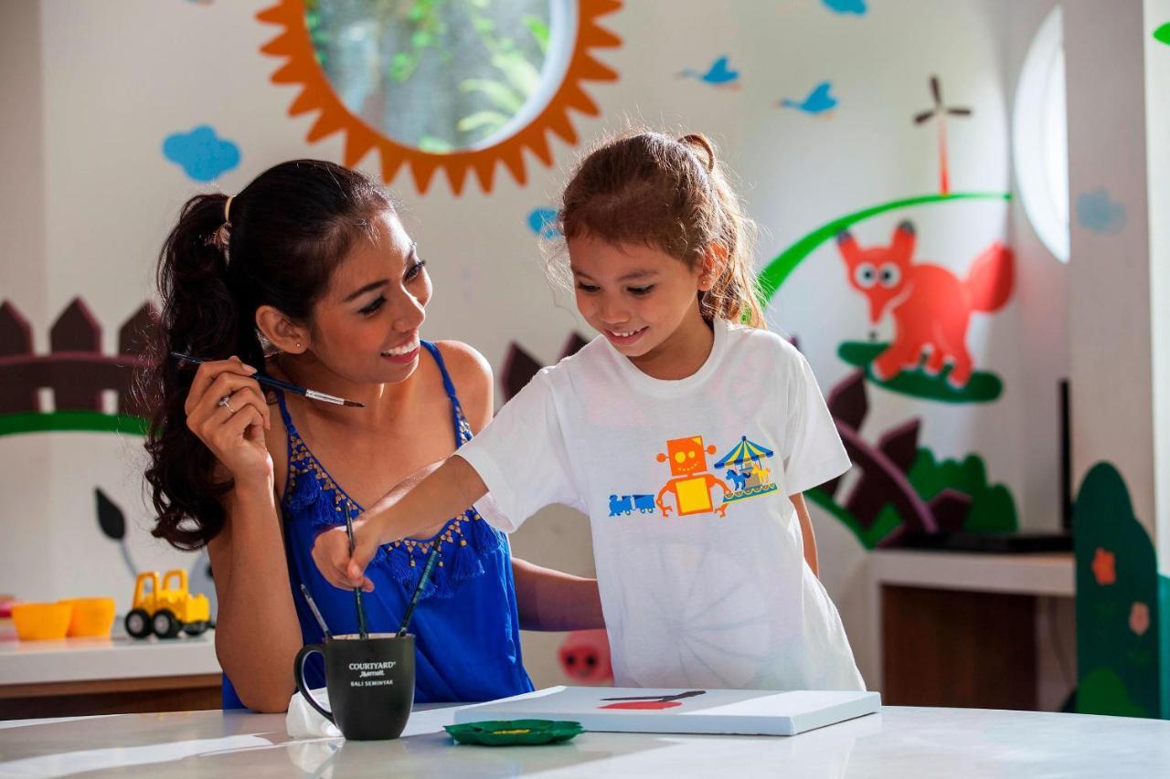 Courtyard By Marriott Bali Seminyak Resort מראה חיצוני תמונה A child and her mother at the Legoland Discovery Centre in Bangkok, Thailand