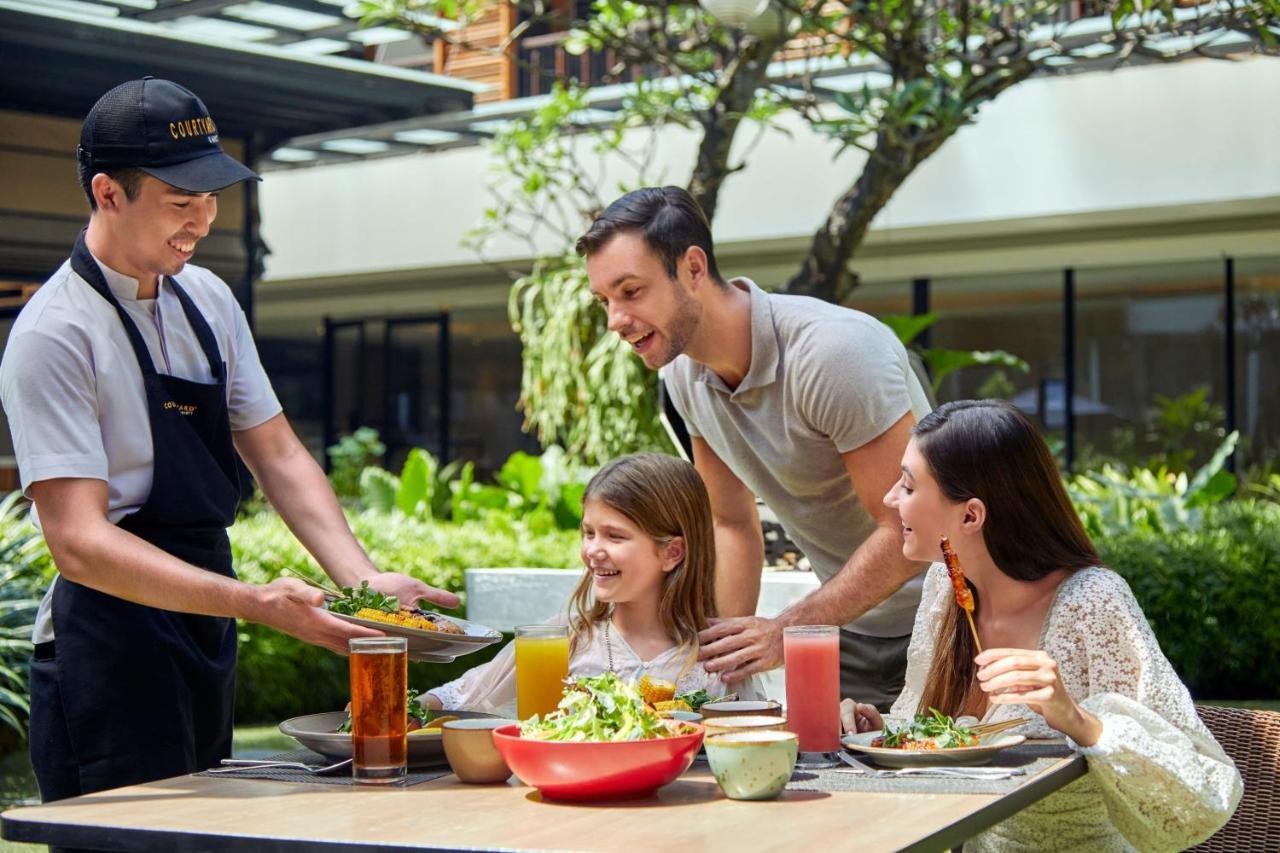 Courtyard By Marriott Bali Seminyak Resort מראה חיצוני תמונה Family dining at the hotel