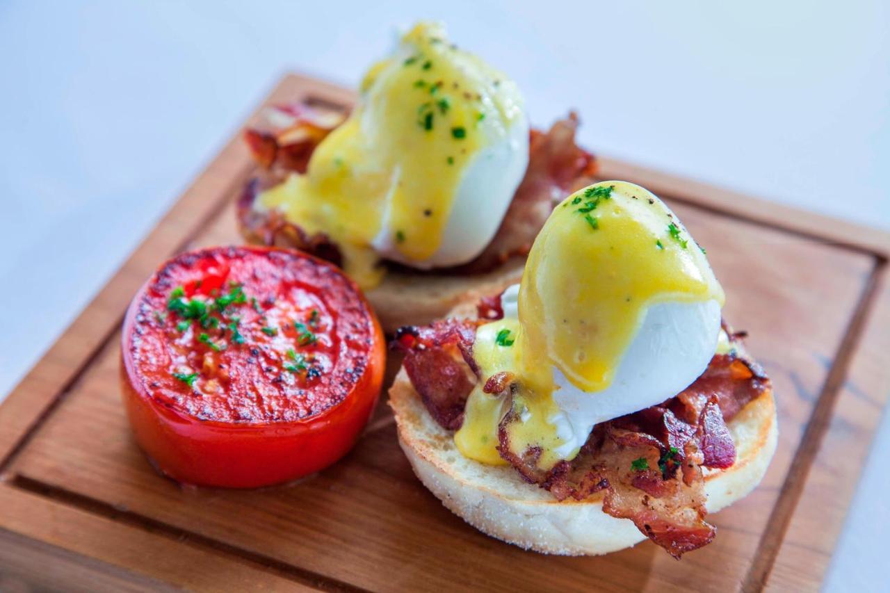 Courtyard By Marriott Bali Seminyak Resort מראה חיצוני תמונה Eggs Benedict
