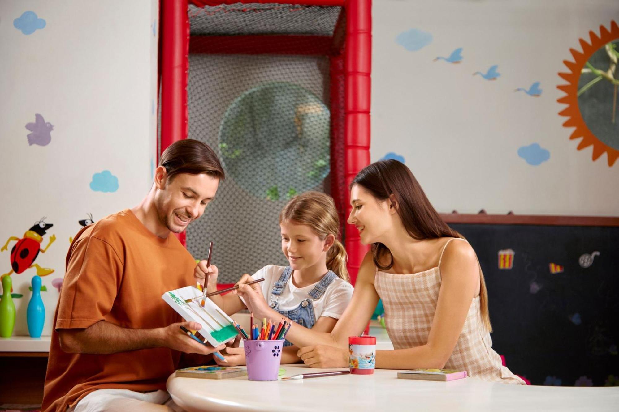 Courtyard By Marriott Bali Seminyak Resort מראה חיצוני תמונה Parents and children at a LEGO education centre