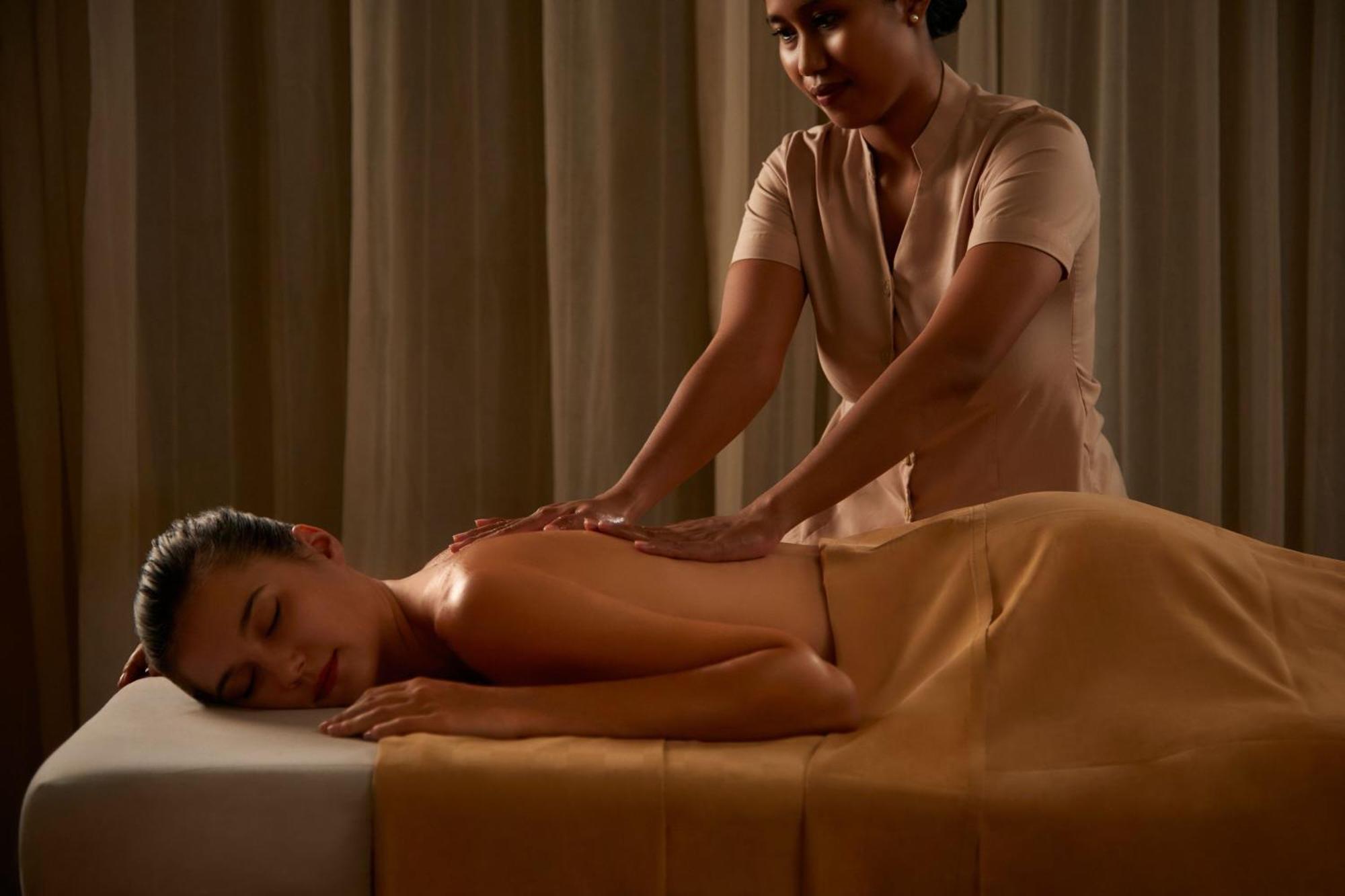 Courtyard By Marriott Bali Seminyak Resort מראה חיצוני תמונה A massage therapist working on a client