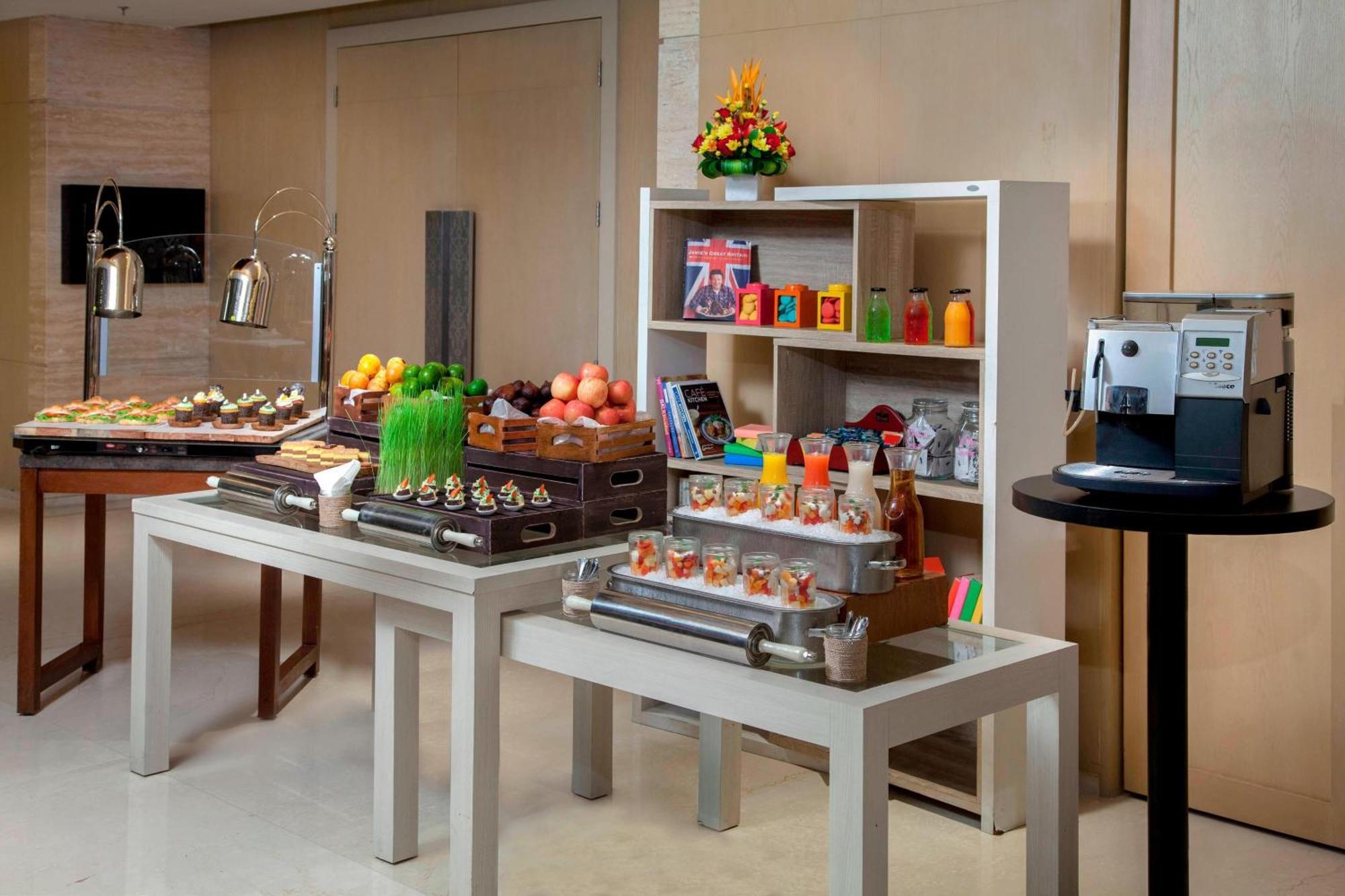 Courtyard By Marriott Bali Seminyak Resort מראה חיצוני תמונה A coffee break