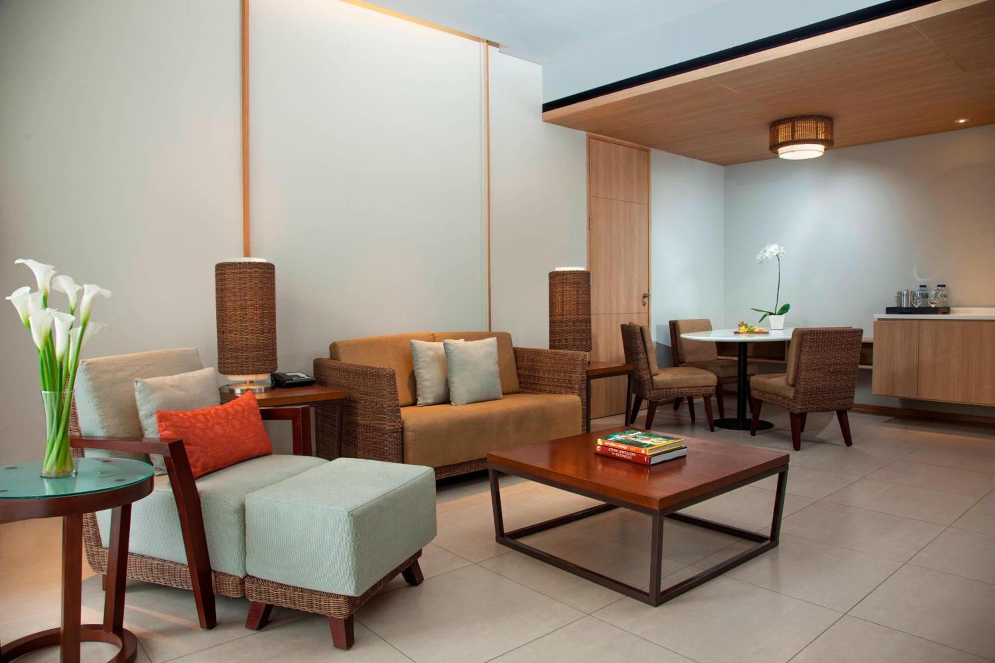 Courtyard By Marriott Bali Seminyak Resort מראה חיצוני תמונה A living room at the hotel