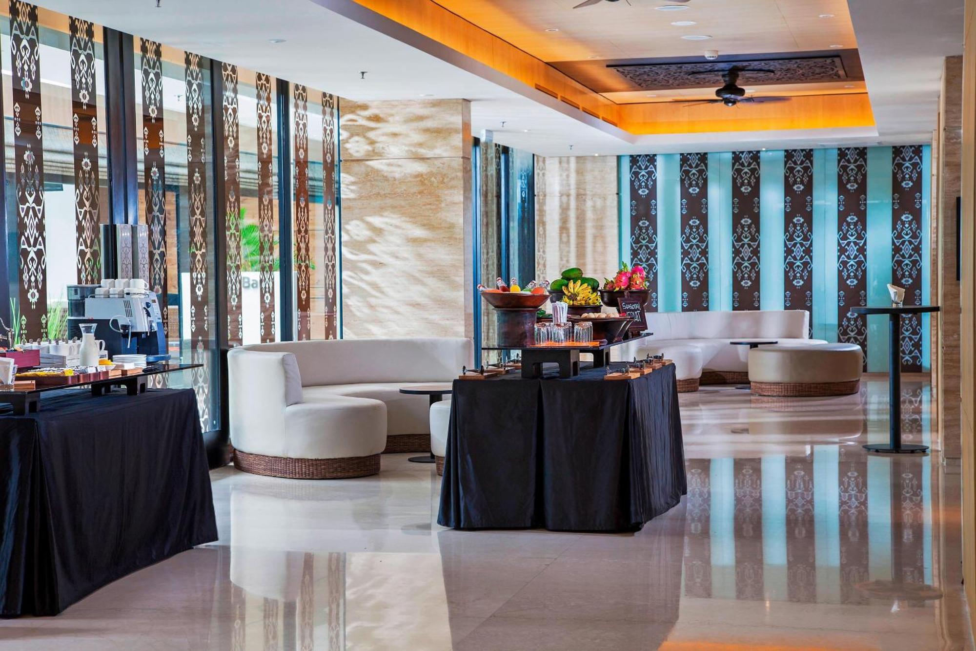 Courtyard By Marriott Bali Seminyak Resort מראה חיצוני תמונה The lobby of the hotel