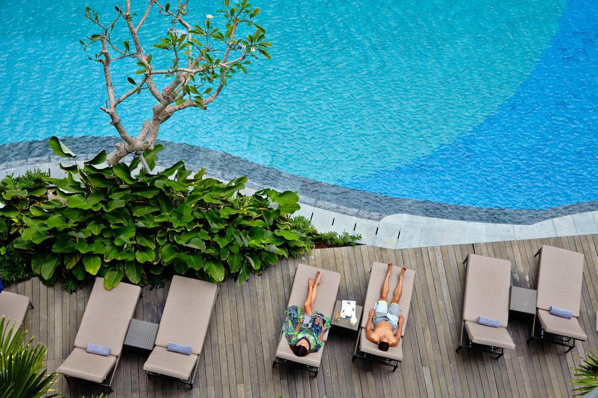 Courtyard By Marriott Bali Seminyak Resort מראה חיצוני תמונה The pool at the hotel