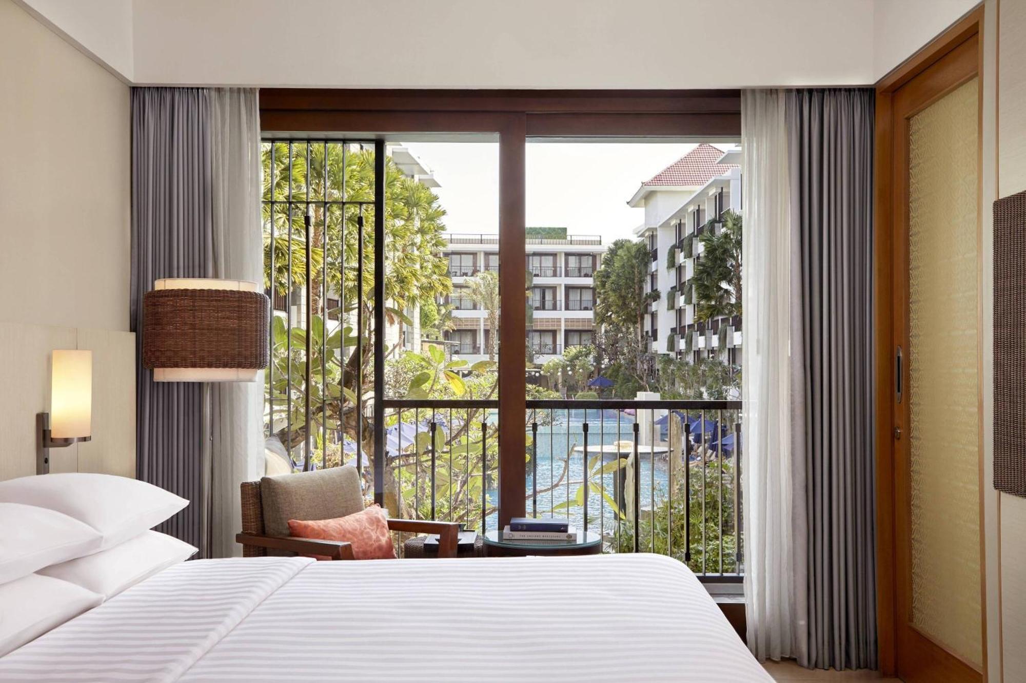 Courtyard By Marriott Bali Seminyak Resort מראה חיצוני תמונה Deluxe Pool View