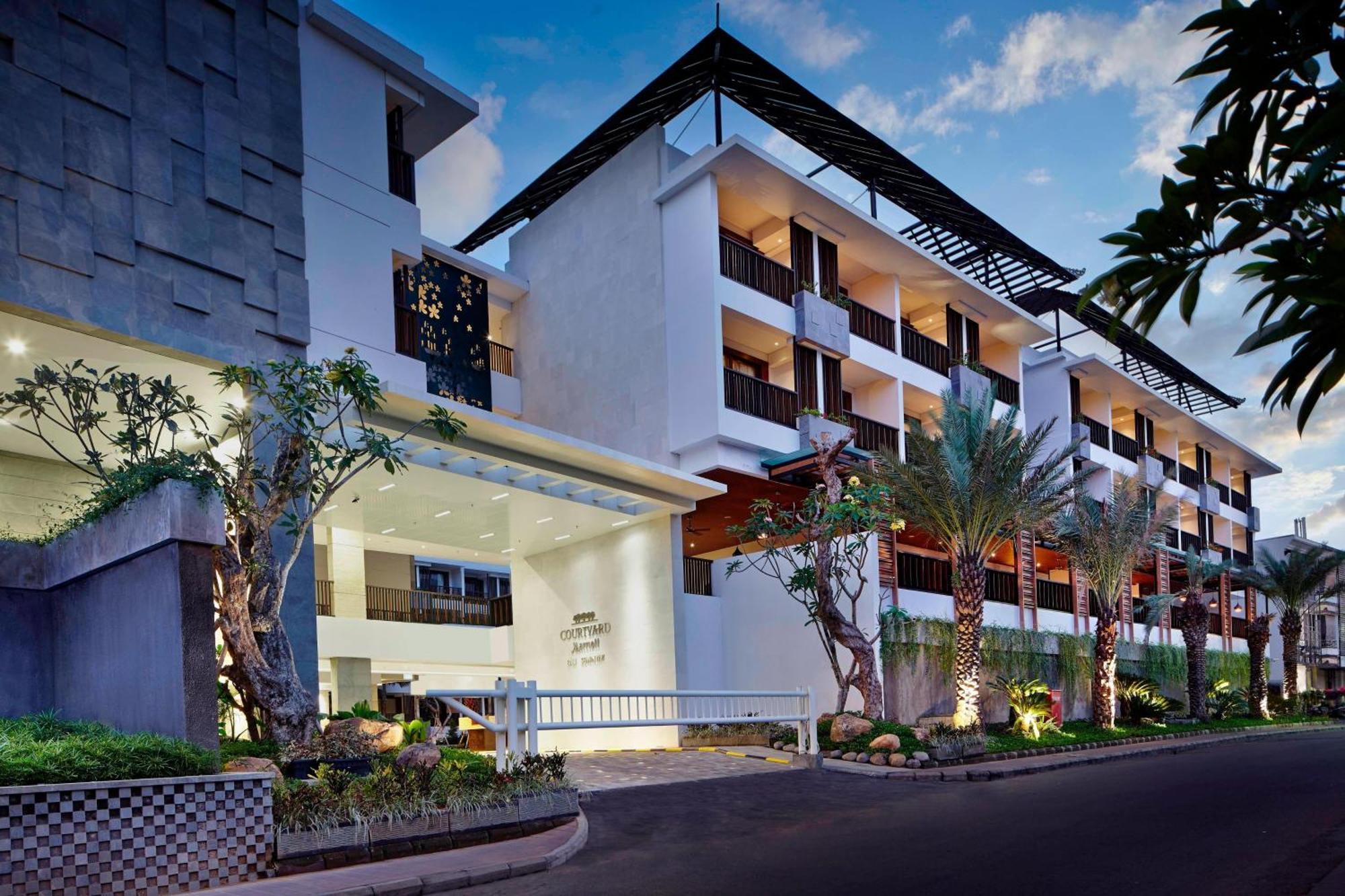 Courtyard By Marriott Bali Seminyak Resort מראה חיצוני תמונה The hotel's main entrance