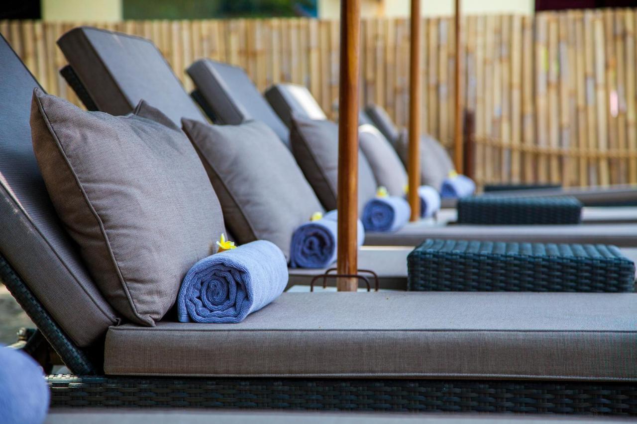 Courtyard By Marriott Bali Seminyak Resort מראה חיצוני תמונה A row of chaise lounges